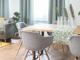 Dobór odpowiednich krzeseł do domu jest niezwykle ważny –  wpływają one na charakter pomieszczenia oraz zapewniają komfort podczas rodzinnych obiadów i domowych przyjęć. Zastanawiasz się, jak wybrać wygodny mebel do stołu? Oto wskazówki, dzięki którym zakupy staną się znacznie łatwiejsze!

